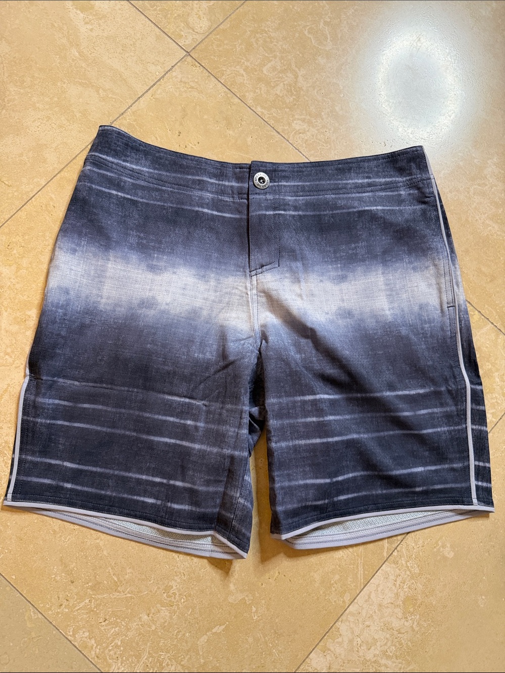💙NWT Niyama Sol Gray Horizontal Stripe Board Shorts💙